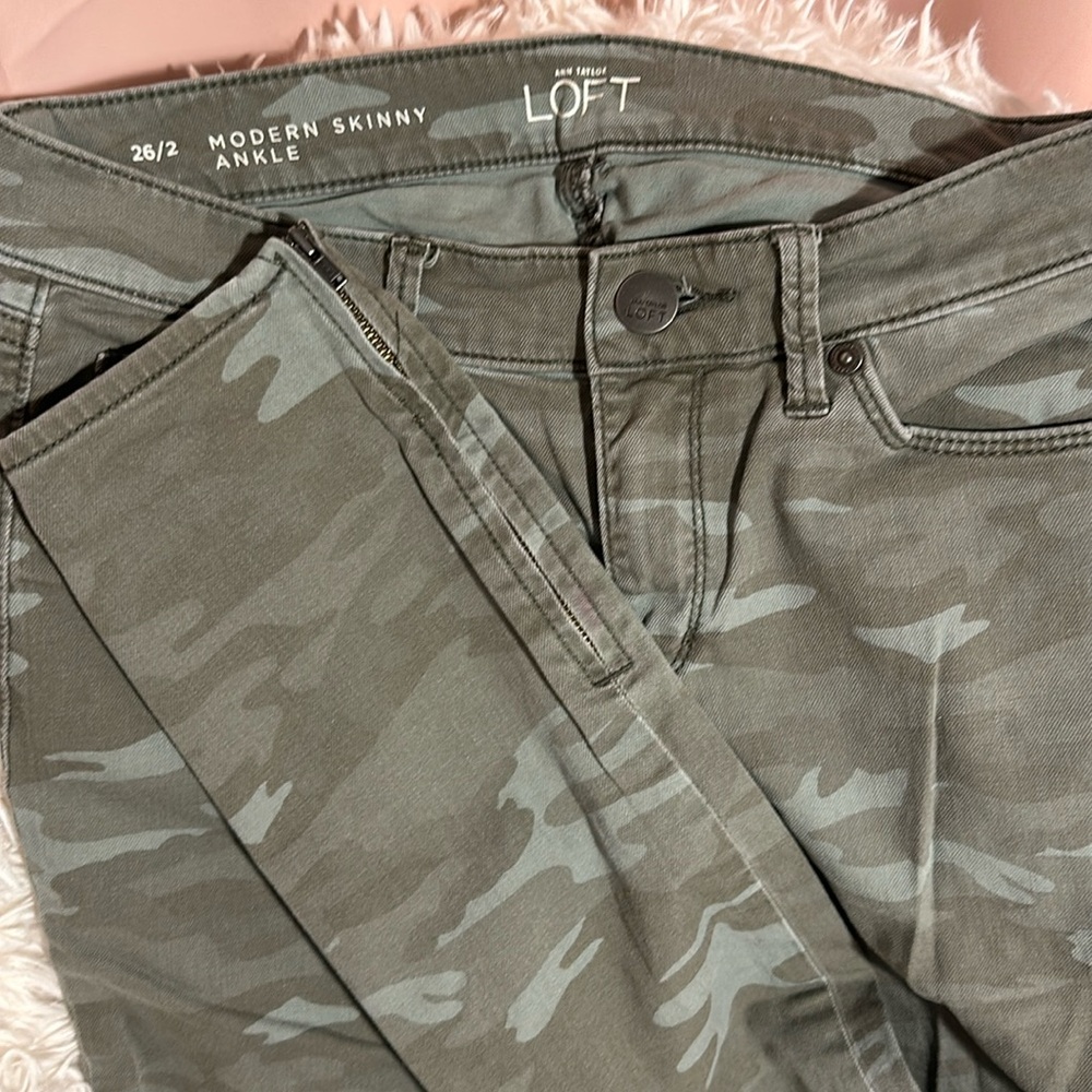 Ann Taylor loft size 2 Modern Skinny Ankle camo with ankle zippers